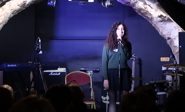 Flora : chanteuse
